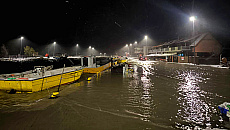 Woda z Zalewu Wiślanego wdzierała się do Fromborka. Strażacy zabezpieczyli ul. Portową Woda z Zalewu Wiślanego wdzierała się do Fromborka. Strażacy zabezpieczyli ul. Portową